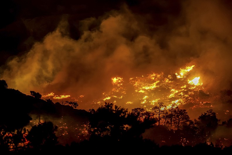 VATRA GUTA KOSOVO I METOHIJU: Prizren, Mitrovica i Đakovica bez struje, vetar širi haos!