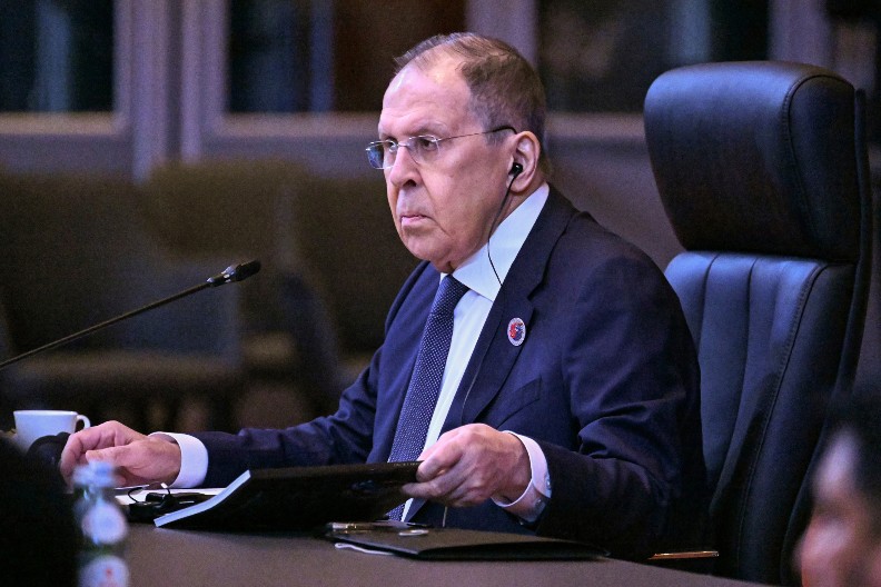 "RATUJEMO SA CELIM ZAPADOM" Lavrov otkrio u šta se Rusija uzda