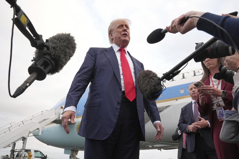 "NISAM JA MAJMUN!" Tramp pobesneo zbog snimka, vikao u sudu i tražio da ga izbrišu sa TikToka