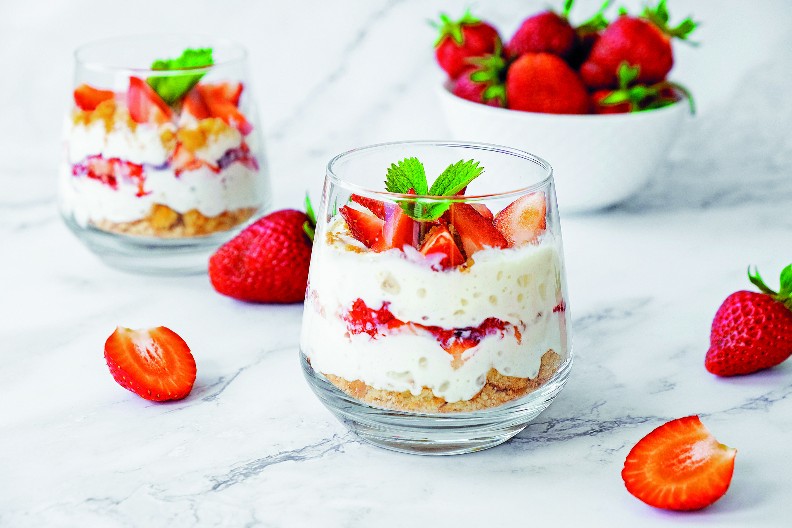 NAJLEPŠI LETNJI KOLAČ SA JAGODAMA Gotov je za 10 minuta, a potrebna su vam samo tri sastojka