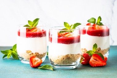 NAJLEPŠI LETNJI KOLAČ SA JAGODAMA Gotov je za 10 minuta, a potrebna su vam samo tri sastojka