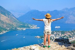 Verovali ili ne, ova CG plaža šokira nižim cenama: Dok se svi žale na visoke cene, evo koliko je ovde komplet ležaljki