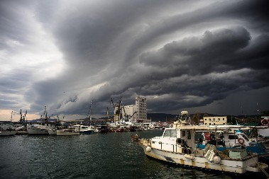 SUPERĆELIJSKA OLUJA NAD SRBIJOM Radar snimio NESTABILNU ATMOSFERU IZNAD OVIH DELOVA! Izdato HITNO upozorenje