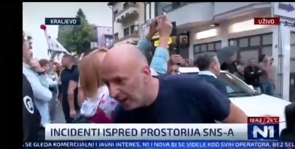 "VUČIĆU, BIĆE TI KRAJ!" Jezive pretnje ekstremiste uživo na N1! Huligan divlja pred kamerama i preti predsedniku Vučiću smrću!