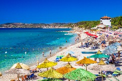 NE DIRAJTE LICE Opasna stvorenja preplavila more u Grčkoj, turisti u panici – evo kako da se zaštitite