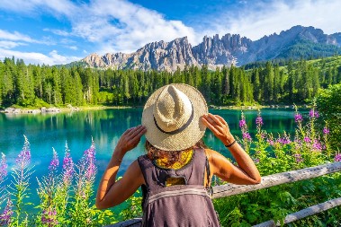 REGION SA 300 JEZERA OČARAVA SVOJOM SVEŽINOM Ovde se nalazi najlepše jezero u Italiji - u bistroj vodi ogledaju se planinski vrhovi, od prizora zastaje dah