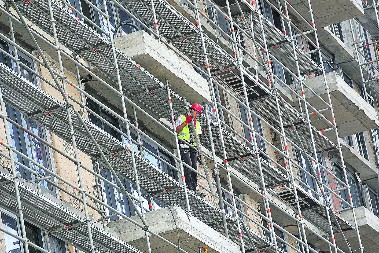 RADNIK PAO SA VISINE I SLOMIO VRAT Teška nesreća na Novom Beogradu