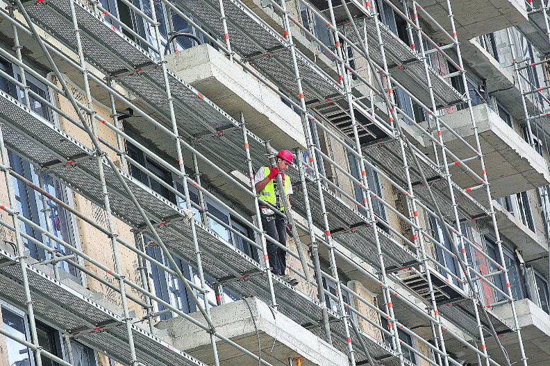 RADNIK PAO SA VISINE I SLOMIO VRAT Teška nesreća na Novom Beogradu