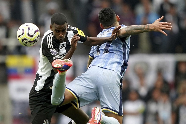 VRI NA OSTRVU Njukasl odbio 140 miliona od Liverpula, na "Enfildu" spremaju novu ponudu za Isaka