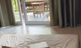 ŽENA DOŽIVELA NOĆNU MORU NA ODMORU Nepozvani gost provalio u hotelsku sobu i napravio HAOS,  snimak zapalio mreže! (VIDEO)