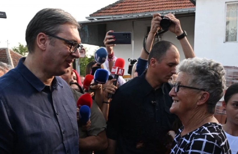 „DRAGO MI JE DA VIDIM OSMEHE NA LICIMA LJUDI“ Vučić obišao radove na obnovi kuća izgorelih u požaru (VIDEO/FOTO)