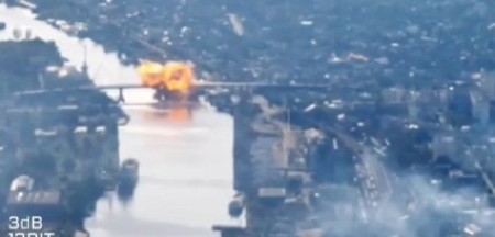 TRENUTAK UŽASA: Ruska FAB-3000 sravnila most u Ukrajini – snimak šokira! (VIDEO)