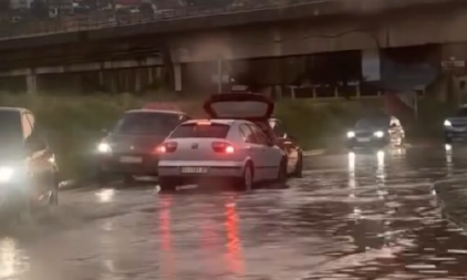 OGROMNA GRANA PALA POSRED PUTA, NEVREME UNIŠTILO VALJEVO! Automobili "plivaju" u reci na putu (FOTO/VIDEO)