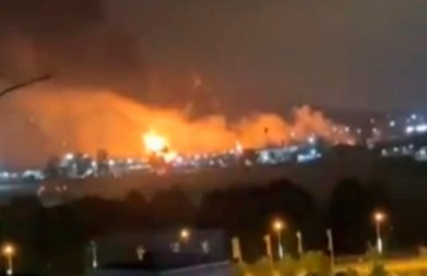 RAZORNI UKRAJINSKI NAPADI ŠIROM RUSIJE Veliko skladište nafte u plamenu, obustavljeni letovi! (VIDEO)