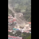 STRAVIČNA BUJICA RAZARA SELO, PREPLAŠENI LJUDI VRIŠTE Četiri osobe poginule, 50 se vodi kao nestalo (FOTO/VIDEO)