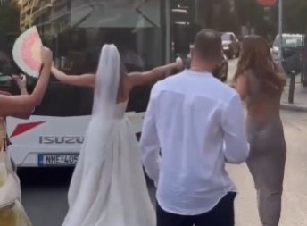 MLADA IZ SRBIJE ZAUSTAVILA SAOBRAĆAJ Igrala i pevala "Đurđevdan" pred crkvom, snimak oduševio region! (VIDEO)