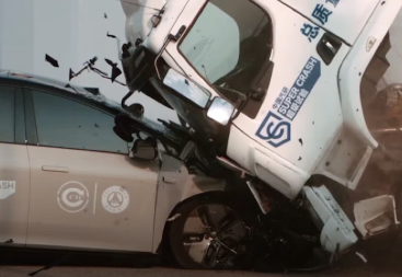 KINEZI PRIKAZALI SNIMAK SUDARA KOJI OBILAZI SVET Automobil u komadu, kamion odleteo u vazduh (VIDEO)