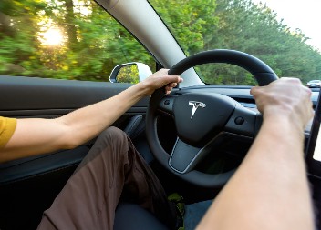 OSTAVIO ELEKTRIČNI AUTOMOBIL NA PUNJAČU I OTIŠAO NA MORE Kada se vratio, usledio je šok