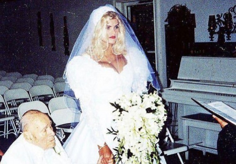 UDALA SE ZA 63 GODINE STARIJEG MILIJARDERA, PA OSTALA BEZ IČEG Dokumentarac otkrio mračnu istinu o Ani Nikol Smit - borba za nasledstvo je bila krvava, kraj još strašniji! (VIDEO)