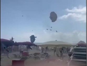 TORNADO POGODIO PLAŽU KOD RIMA! Panika među turistima, povređena jedna žena! (VIDEO)