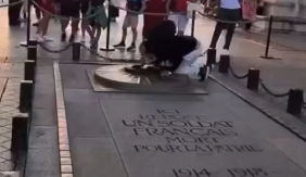 MUŠKARAC ZAPALIO CIGARU PLAMENOM SA GROBA NEZNANOG VOJNIKA! Skandal u Parizu, odmah je uhapšen! (VIDEO)