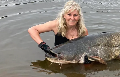 UPECAO JE SOMA DUGOG 268 CENTIMETARA! Ribolovac se borio 50 minuta: "Otimao se, bilo je žestoko"