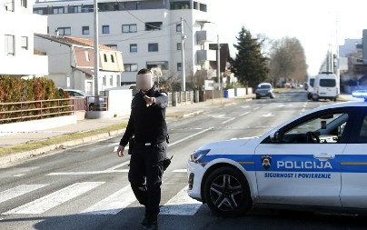 "ŠETALA SAM ULICOM BRAĆE RADIĆ, ZARIO MI JE ZUBE U NOGU" Pas napao poštarku u Hrvatskoj