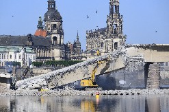 BOMBA OD 250 KILOGRAMA PRONAĐENA U CENTRU DREZDENA! Evakuisano 17.000 ljudi zbog deaktiviranja (FOTO)