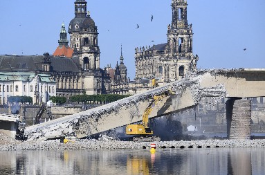 BOMBA OD 250 KILOGRAMA PRONAĐENA U CENTRU DREZDENA! Evakuisano 17.000 ljudi zbog deaktiviranja (FOTO)