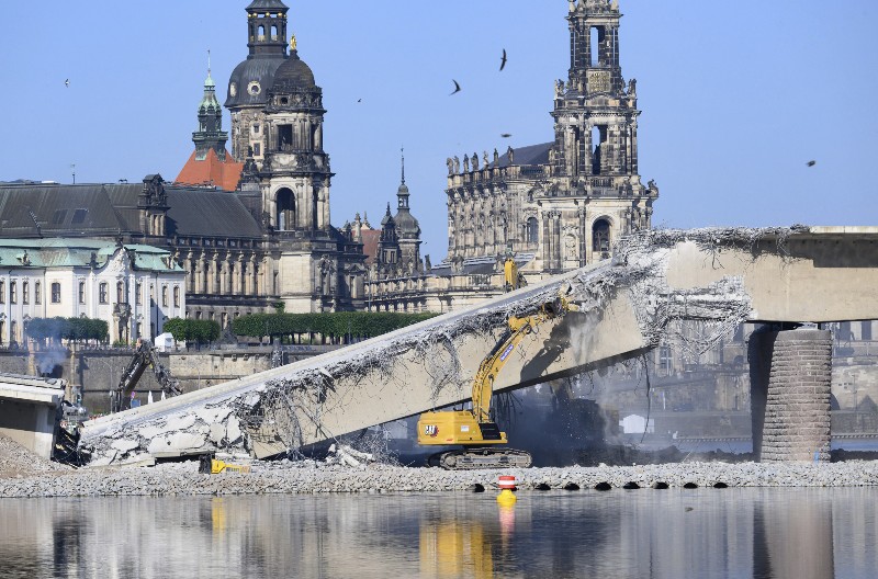 BOMBA OD 250 KILOGRAMA PRONAĐENA U CENTRU DREZDENA! Evakuisano 17.000 ljudi zbog deaktiviranja (FOTO)