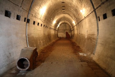 RENOVIRALI KUĆU, PA NAIŠLI NA STRAVIČNO OTKRIĆE Par iznenada otkrio bunker ispod dnevne sobe - zidovi kriju jezive poruke iz rata! (VIDEO)