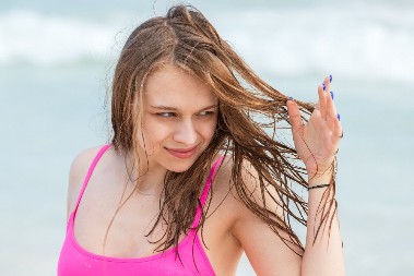 KOSA TI JE ŽUTA KAO SLAMA? Ne trošite novac na frizera, ova metoda popravljaju pramenove za 10 minuta