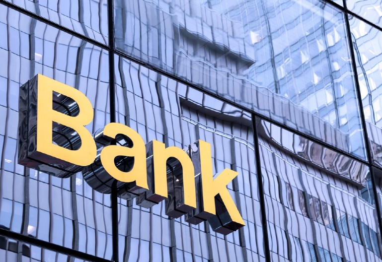 Dimitrij prevario banku: Naterao ih da mu plaćaju milione, pa ih tužio - evo i kako