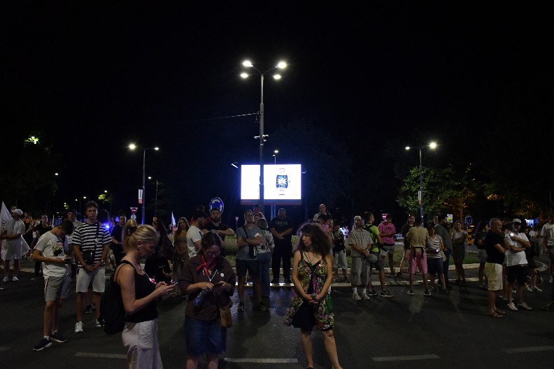 BLOKADERI ZGUBIDANI VEČERAS PLANIRAJU NASILJE! Napad na BIA i razbijanje prostorija SNS u Beogradu!