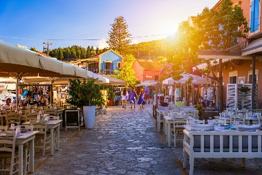 "SMRDE KAO LAVOVI!" Srpske turiste iznenadili nezvani gosti na plaži u Grčkoj (FOTO)