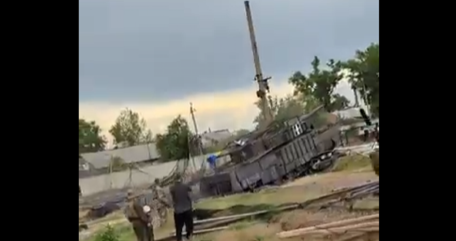 "KAKAV JE OVO KRŠ, NE MOŽE NI DA SE POPNE" Ukrajinci snimili u kakvim tenkovima treba da se bore protiv Rusa (VIDEO)