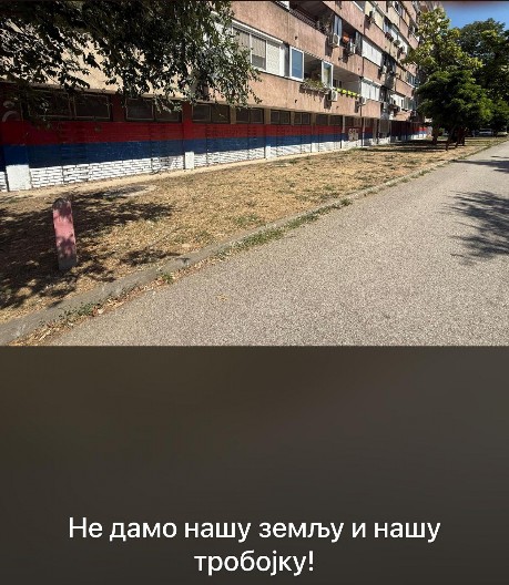 NE DA SRBIN DA MU RUŠE DRŽAVU Narod posle borbe protiv ustaških blokadera vratio srpsku trobojku u Novom Sadu (FOTO)