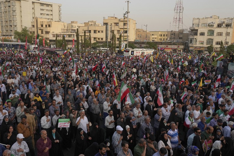 NAPADNUTA POLICIJSKA STANICA U IRANU Obračun na ulici, ima mrtvih na obe strane!
