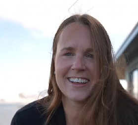 IZABRALA JE DA ŽIVI NA NAJSEVERNIJEM MESTU NA ZEMLJI Zbog polarnih medveda stalno nosi pušku sa sobom, a jedna stvar ovde je potpuno magična