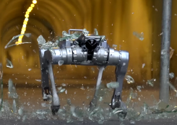 ZASTRAŠUJUĆE ŠTA SVE MOŽE Kineski robot-pas probija staklo, penje se uz planinu… (VIDEO)