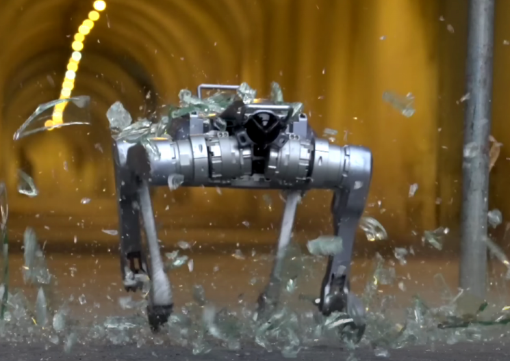 ZASTRAŠUJUĆE ŠTA SVE MOŽE Kineski robot-pas probija staklo, penje se uz planinu… (VIDEO)