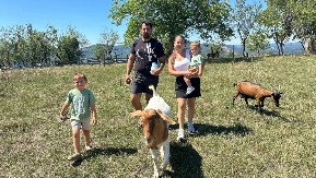 MINA I JOVAN ZAMENILI BEOGRAD SELOM KOD KOSJERIĆA Kuću kupili uz pomoć konkursa: "Muzemo koze i pravimo sir" (FOTO)