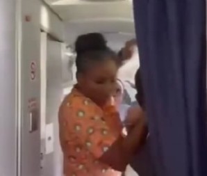 NEVIĐENI SKANDAL U AVIONU Bahata putnica odbila da ispoštuje pravilo, pa krvnički prebila stjuardesu - putnici u šoku, obezbeđenje je jedva zaustavilo! (VIDEO)