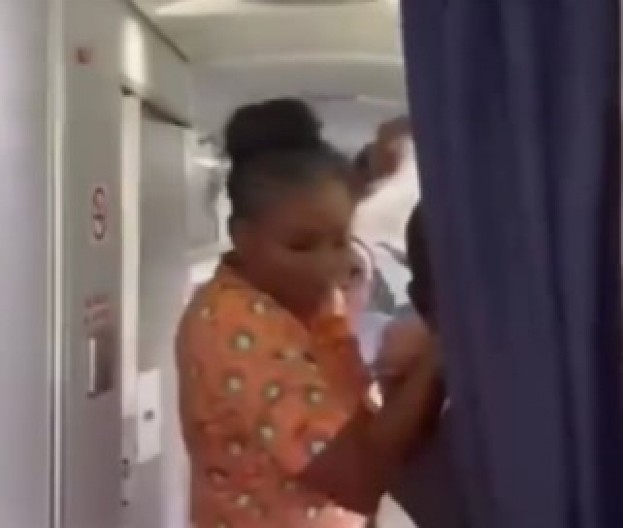 NEVIĐENI SKANDAL U AVIONU Bahata putnica odbila da ispoštuje pravilo, pa krvnički prebila stjuardesu - putnici u šoku, obezbeđenje je jedva zaustavilo! (VIDEO)