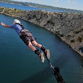 IMA 82 GODINE I SKAČE S MOSTA U REKU Deka pokazao da godine nisu prepreka, uz osmeh oborio rekord!