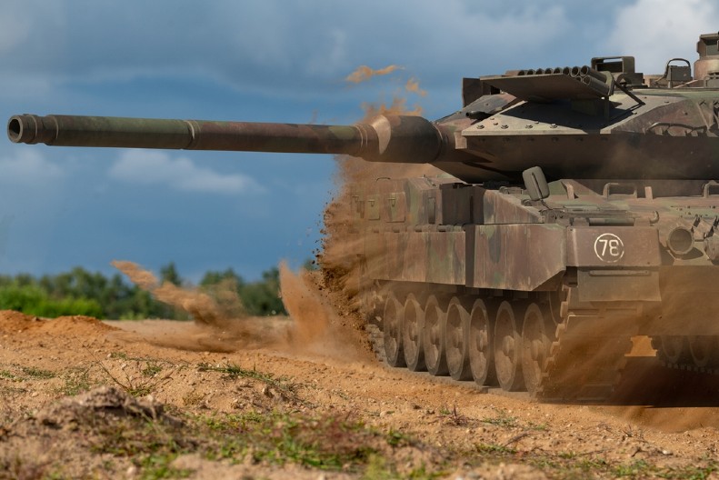 MOĆNI LEOPARDI PREPLAVILI EVROPU Česi kupili do sad najveći kontigent tenkova