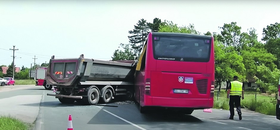 VOZAČ NAŠAO TORBU PUNU ORUŽJA Dramatična scena u autobusu za Obrenovac
