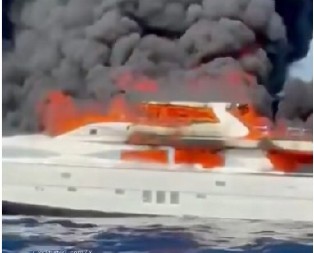 VATRA PROGUTALA LUKSUZNU JAHTU: Brod potonuo pred očima spasilaca! (VIDEO)