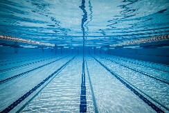 HOROR NA BAZENU! Dečak skočio, muškarac (67) preminuo na licu mesta!