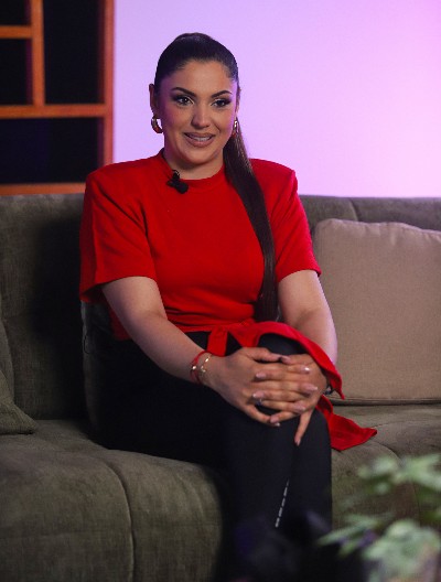 NADICA ADEMOV PEVALA PRED 5.000 LJUDI, A IZGLED HOLIVUDSKI! Odmah reagovala i Zorana Mićanović: "Kakva mačka"